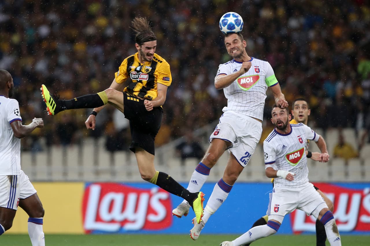 El problema para el Vidi fue que el AEK comenzaba a explotar los espacios abiertos que comenzaba a dejar el equipo húngaro y se volvía un arma de dos filos para la visita ese planteamiento.