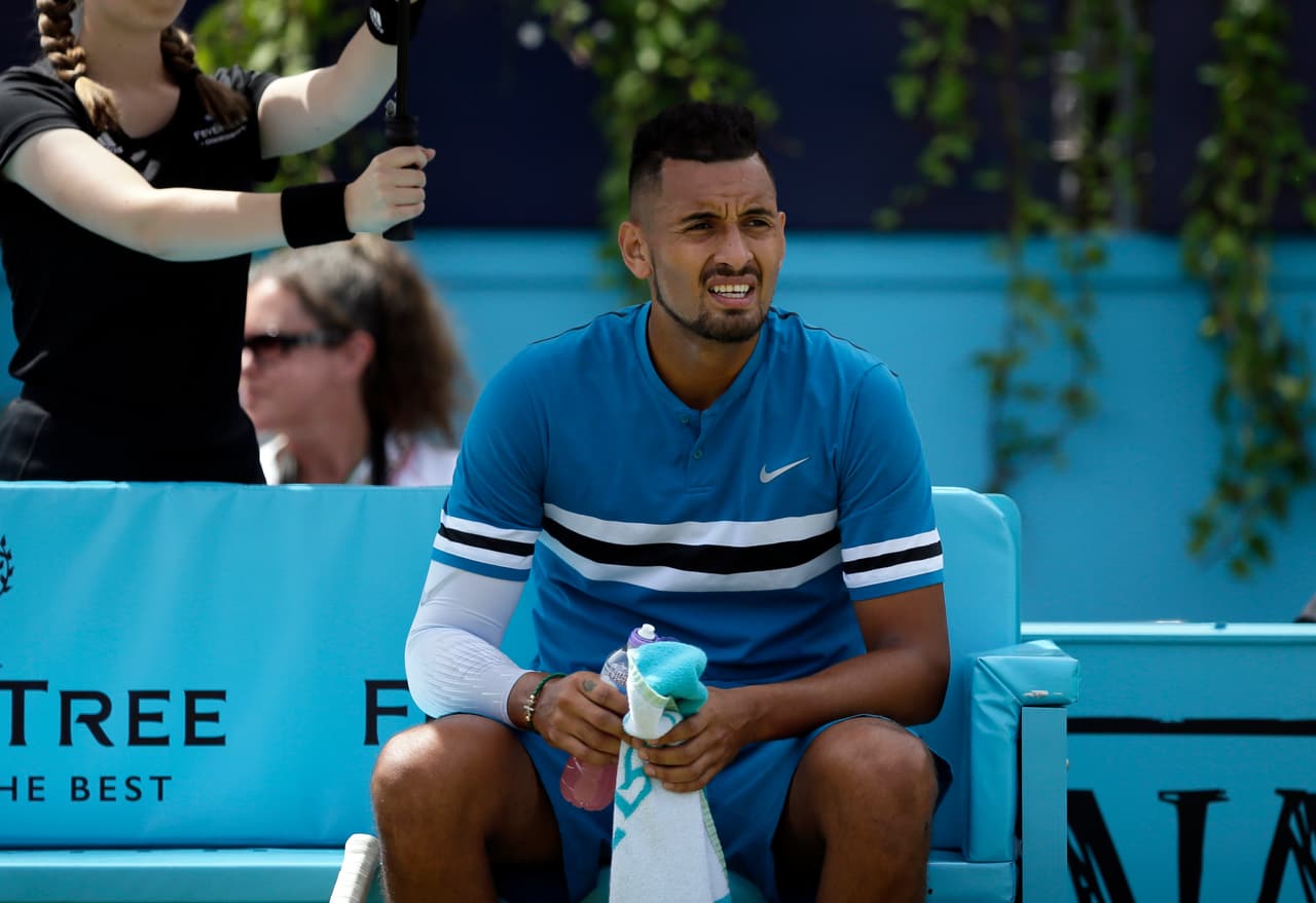 En el torneo de Queens, mientras Kyrgios jugaba contra Marin Cilic, en un descanso tomó una botella de agua y simulando masturbarse, acabó el acto apachurrando la botella expulsando el líquido.