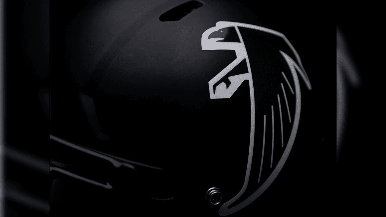 ¡Los Falcons presentan su nueva indumentaria! Con una gran variación en sus uniformes donde se eliminaron líneas en los hombros ahora predominan las tonalidades a un solo color. Así se prepara el equipo de Matt Ryan en la búsqueda de instalarse en otro Super Bowl.