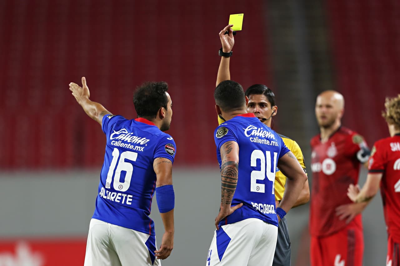 La polémica se presentó a los 27 minutos, cuando Rafael Baca disparó dentro del área y el balón impacto a Jonathan Osorio en las manos. Sin embargo, el VAR determinó que no hubo intención. Los reclamos terminaron en amonestaciones.