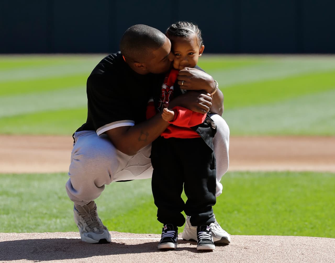 West siempre se muestra muy cariñoso con su hijo y con su mujer en los eventos públicos. Este domingo no fue la excepción con su pequeño.