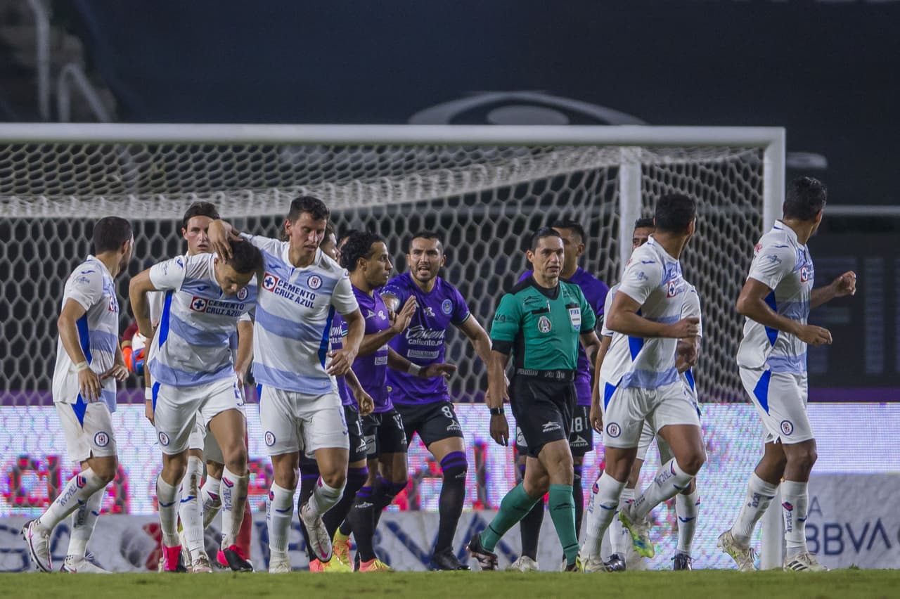 Cruz Azul venció a Mazatlán en la J11 del Guard1anes 2020 | Con goles del ‘Cabecita’ y de ‘Chaquito’, los cementeros le sacaron tres unidades a los de Palencia.