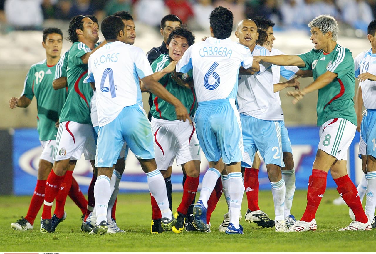 Aún con expulsiones, los jugadores no cesaban pues Gonzalo Pineda de México fue también expulsado, dejando nueve en la cancha.