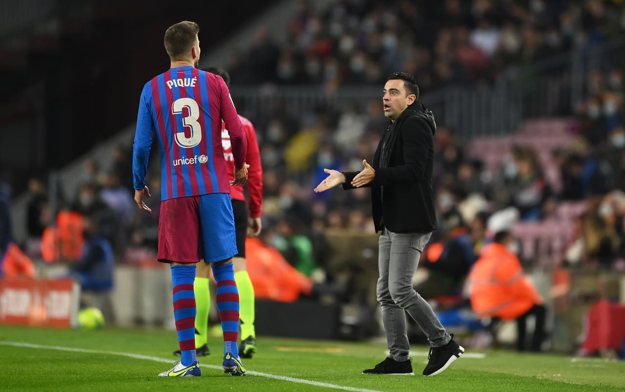 Las excursiones con el colegiado comenzaban, Xavi,i no estaba de acuerdo con el arbitraje.
<br>