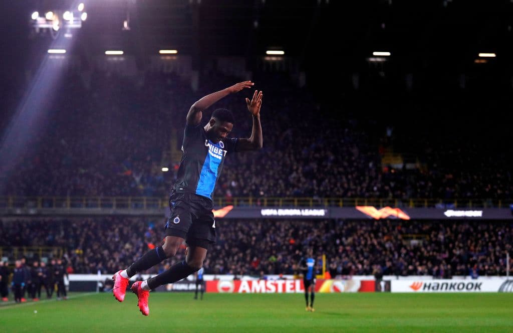 Dennis lo grita, lo siente, lo vive, lo goza. El Brugge ya lo gana 1-0 al Manchester United.