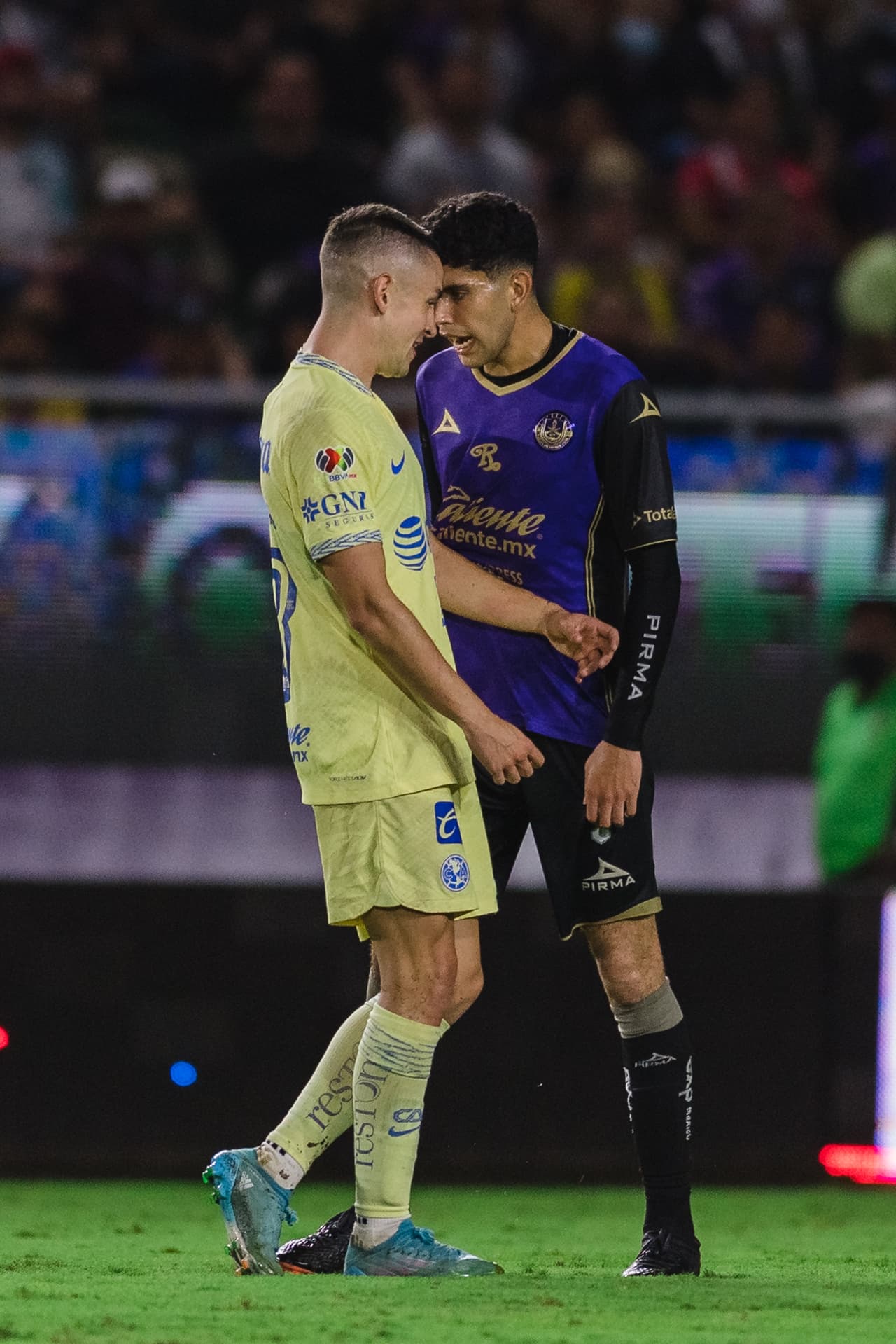 El jugador, antes de irse de la cancha, se encaró con Fidalgo.