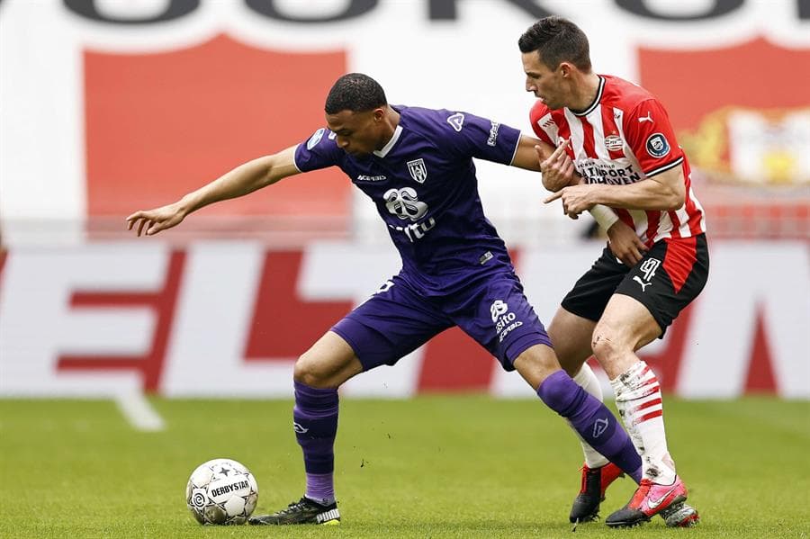 Con goles de Donyell Malen, Denzel Dumfries y Mohammed Ihattaren, el PSV se impone 3-0 ante el Heracles Almelo, en el Estadio Phillips, durante la Jornada 28 en la Eredivisie. El mexicano Erick Gutiérrez, a pesar de ser convocado, no tuvo minutos durante el encuentro.