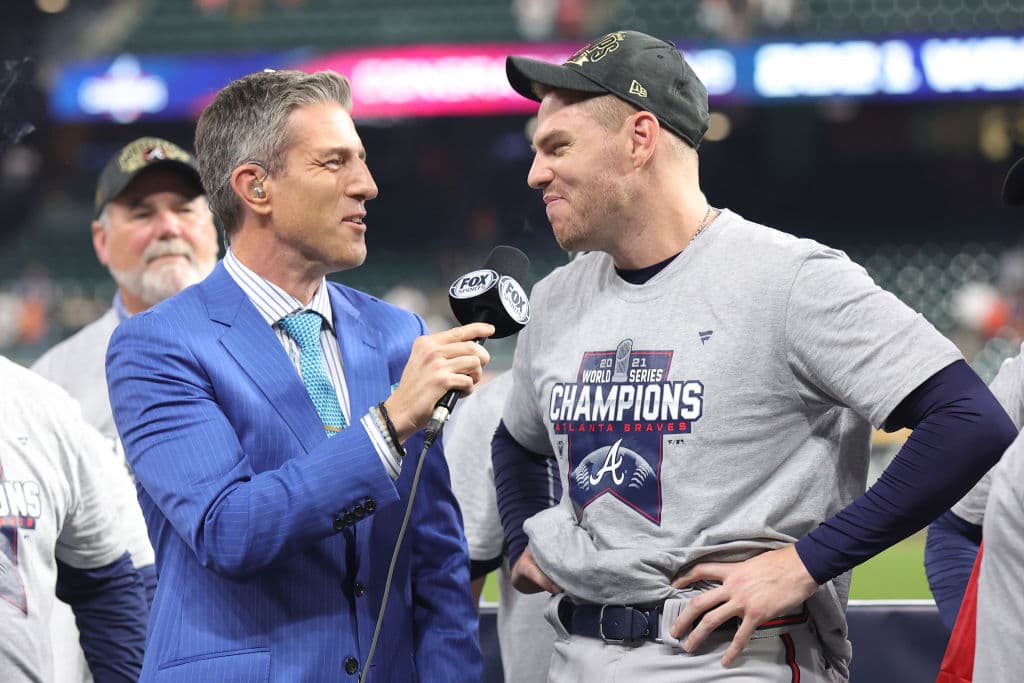 Fiesta en Houston, tras un aplasatante enfrentamiento, jugadores de los Atlanta Braves celebran el cuarto título de Serie Mundial de la franquicia.