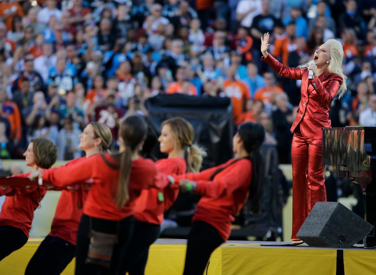 La hermosa voz de Lady Gaga entonó el Himno de los EEUU en la apertura del Super Bowl 50. Aquí las mejores tomas.