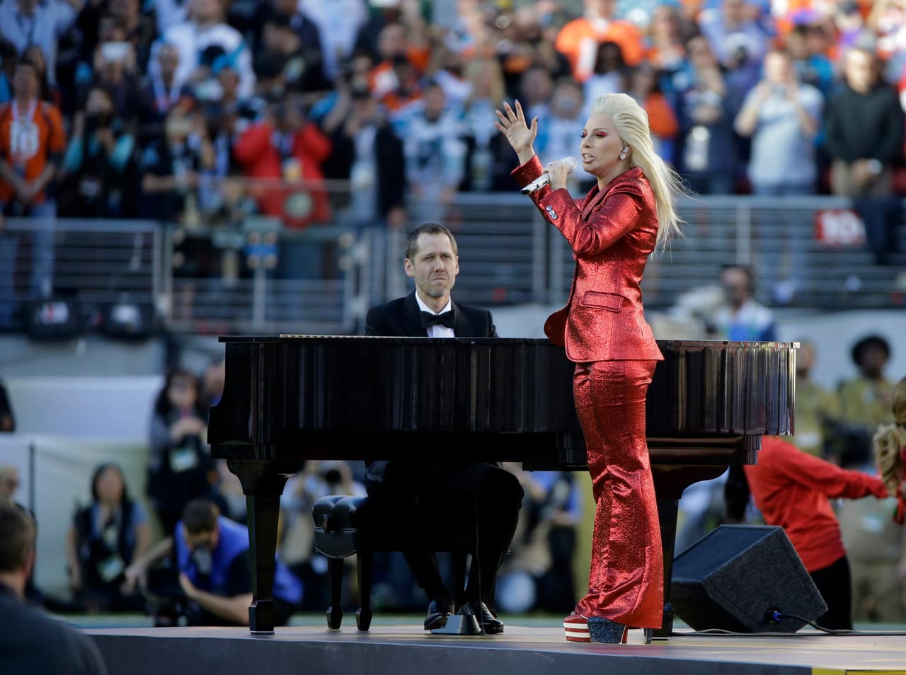 La hermosa voz de Lady Gaga entonó el Himno de los EEUU en la apertura del Super Bowl 50. Aquí las mejores tomas.