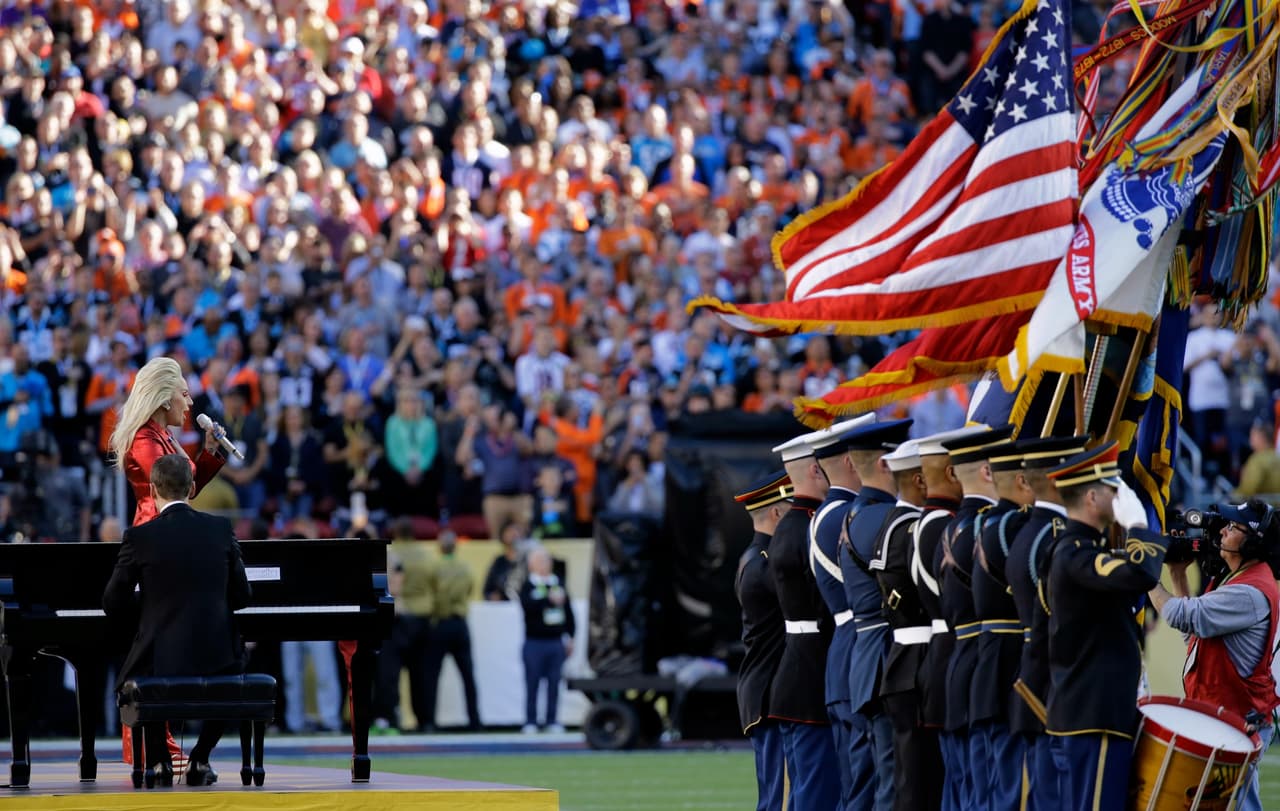 La hermosa voz de Lady Gaga entonó el Himno de los EEUU en la apertura del Super Bowl 50. Aquí las mejores tomas.