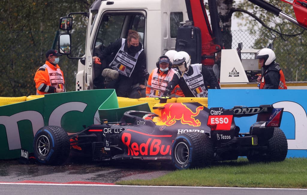 Tras hora y media de retraso por cuestiones climáticas, el Gran Premio de Bélgica se registra como el más corto en la historia, pues tras tres vueltas del circuito y con safety car, se decidió dar por terminada la carrera y sólo se les dará la mitad de puntos a los pilotos. Max Verstappen fue el ganador del circuito, pues fue el primero en partir tras lograr la pole position.