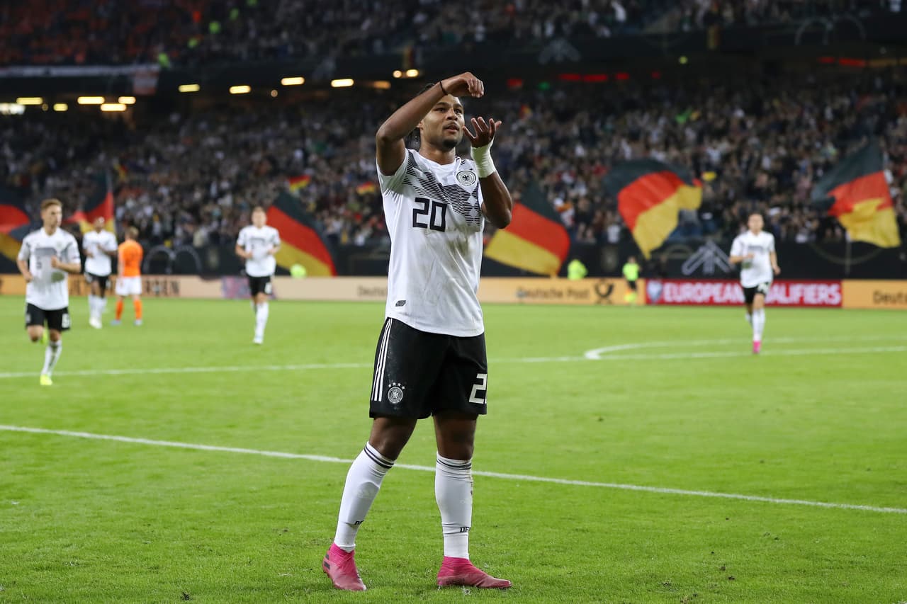 Alemania vencía 1-0 tras un gran primer tiempo pero Holanda mejoró con los cambios de Koeman y remontó en la segunda parte. Frenkie de Jong, Donyell Malen, Georginio Wijnaldum y un autogol de Jonathan Tah permitieron la remontada frente a los germanos que se adelantaron con gol de Gnabry y recortaron distancias gracias al penal bien ejecutado por Toni Kroos.