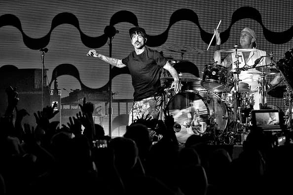 BERLIN, GERMANY - SEPTEMBER 06: (EDITORS NOTE: Image has been converted to black and white.) (L-R) Anthony Kiedis and Chad Smith of the American band Red Hot Chili Peppers perform live during the 360 degree HD live stream concert as part of the Telekom Street Gigs at the Kraftwerk Berlin on September 6, 2016 in Berlin, Germany. (Photo by Frank Hoensch/Redferns)