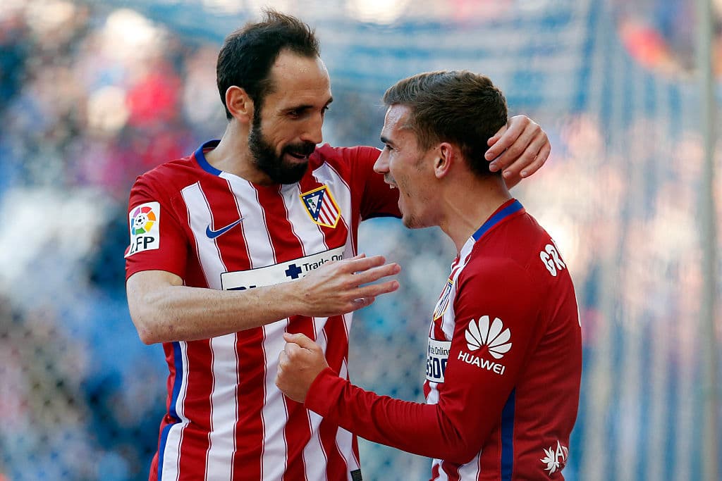 La banda derecha la ocupa Juanfrán, con quien vivió mucho en el Atlético de Madrid.