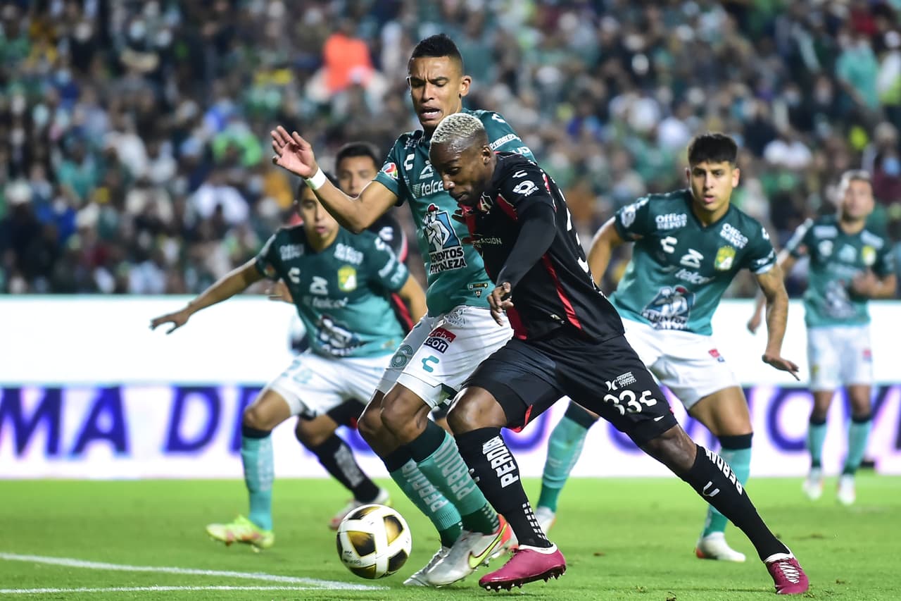 La fiera estuvo en deventaja en dos ocasiones y los goles de Ángel Mena y Victor Dávila le dan la remontada 3-2 sobre el Atlas en la ida de la final del futbol mexicano.