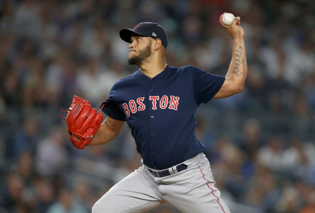 Por Boston abrió el venezolano Eduardo Rodríguez. También se fue sin decisión y apenas se mantuvo 3.2 entradas en la loma, permitiendo cinco carreras, dio siete boletos y ponchó a cuatro.