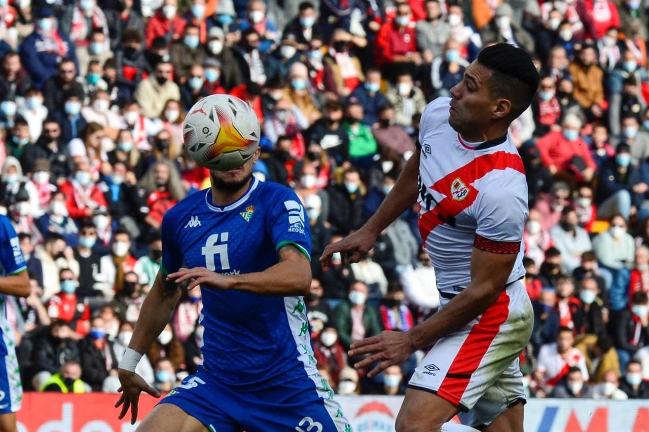 Rayo Vallecano le empata al Real Betis 1-1 durante la J 20 en La Liga. Sergio Canales ponía a los béticos arriba al 45'+2', pero fue Iván Balliu al 70' quien igualó el marcador y permitió que se repartieran puntos. Andrés Guardado ingresó al 39', mientras que Diego Lainez estuvo en la banca.