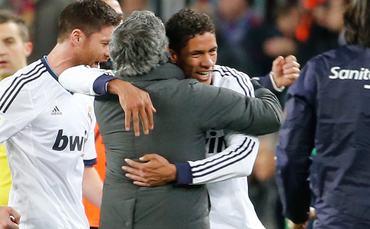 El francés Raphael Varane debe reconocer en Mourinho al hombre que le dio su primera oportunidad y se la jugó cuando era apenas un juvenil.