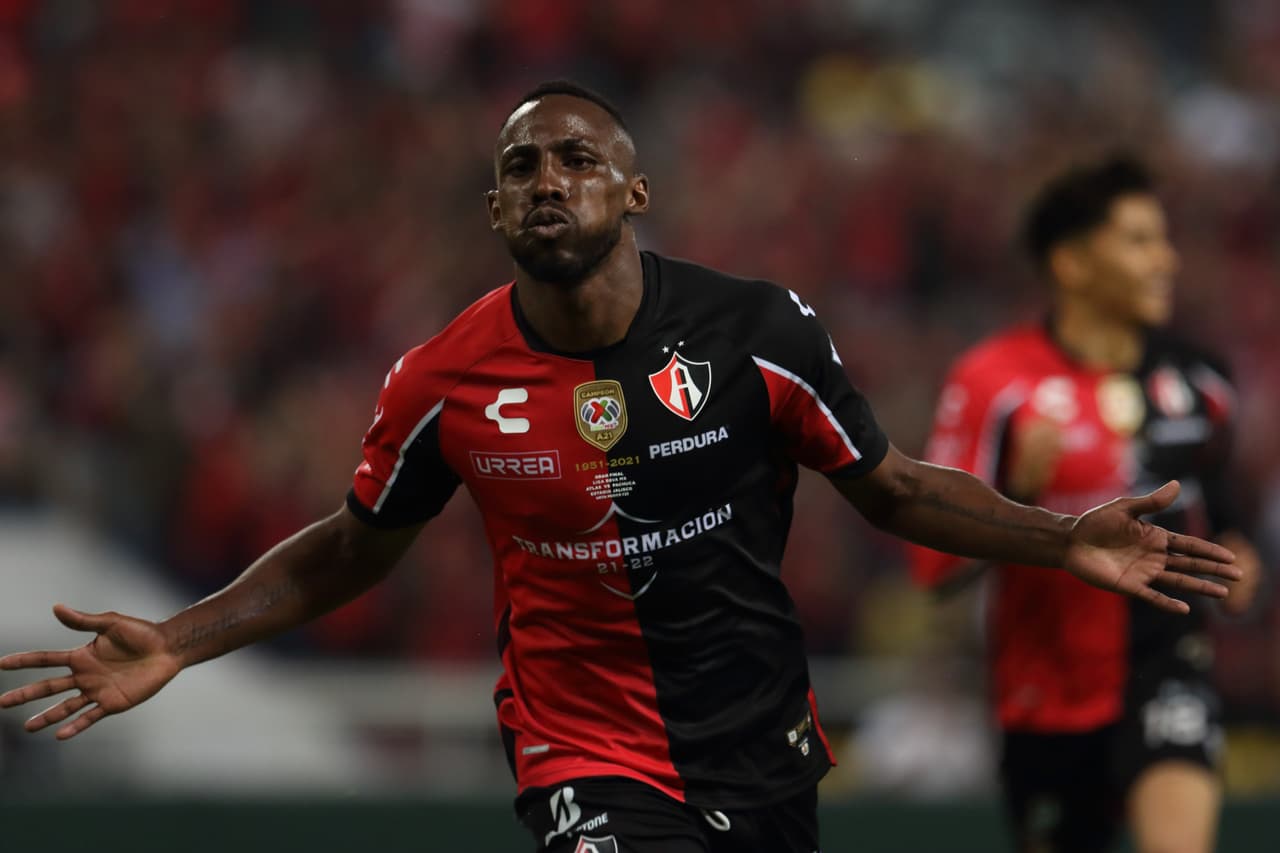 Quiñones puso el 2-0 en tiempo de compensación tras un descuido en la defensa de Pachuca. Atlas llegará al Hidalgo con la ventaja de dos goles en busca del bicampeonato.