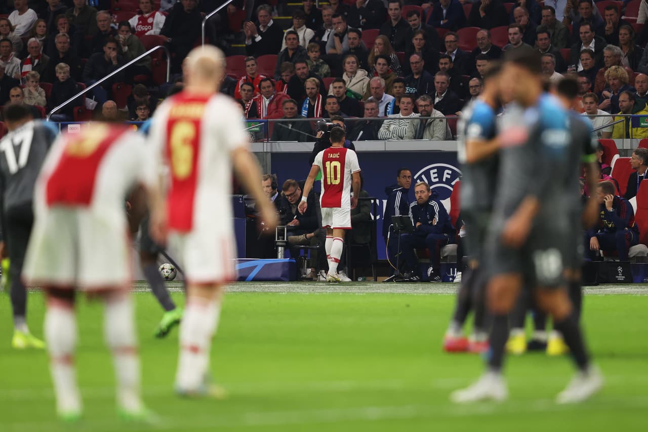 Napoli aplastó al Ajax a domicilio y lleva paso perfecto en la Champions League.