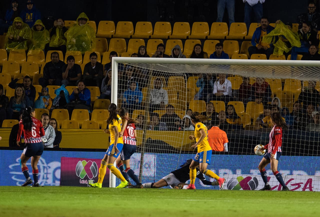 A los 14 minutos las Tigres se pusieron adelante en el marcador con gol de tiro libre de Liliana Mercado, aunque sobre la línea de gol hubo un leve desvío, no hubiese impedido que la pelota entrara.