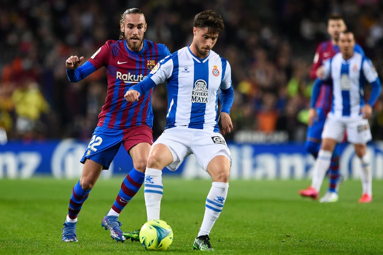 Oscar Mingueza apretaba ante la constante intención del Espanyol de atacar por las bandas.
<br>