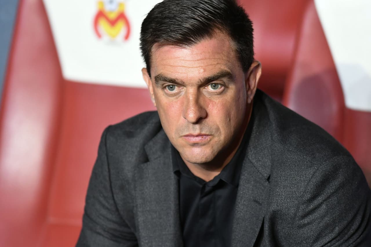 <b>Salvó la crisis</b>
<br>- Cuando llegó el argentino tomó las riendas de Monarcas con un saldo de cuatro descalabros y dos victorias.
<br>- Un equipo que aspira a ser protagonista o, por lo menos, a calificar a Liguilla, no puede darse el lujo de regalar tantos puntos.
<br>- Morelia tenía seis unidades de 18 disputadas antes de su llegada, pero estaban lejos de los puestos de clasificación.