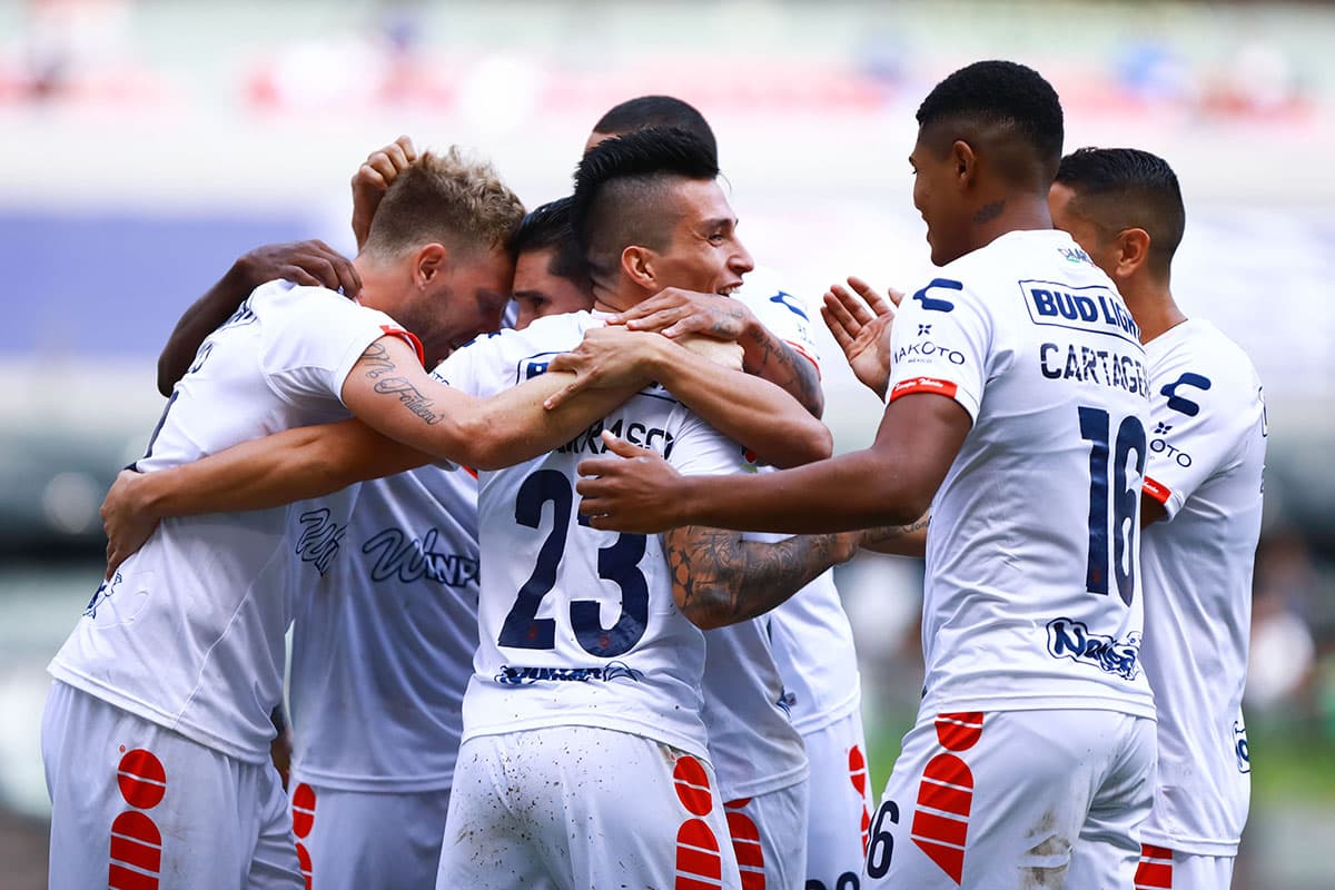 El gol de Bryan Carrasco (centro) al 23' significó el empate parcial para los Tiburones Rojos de Veracruz.