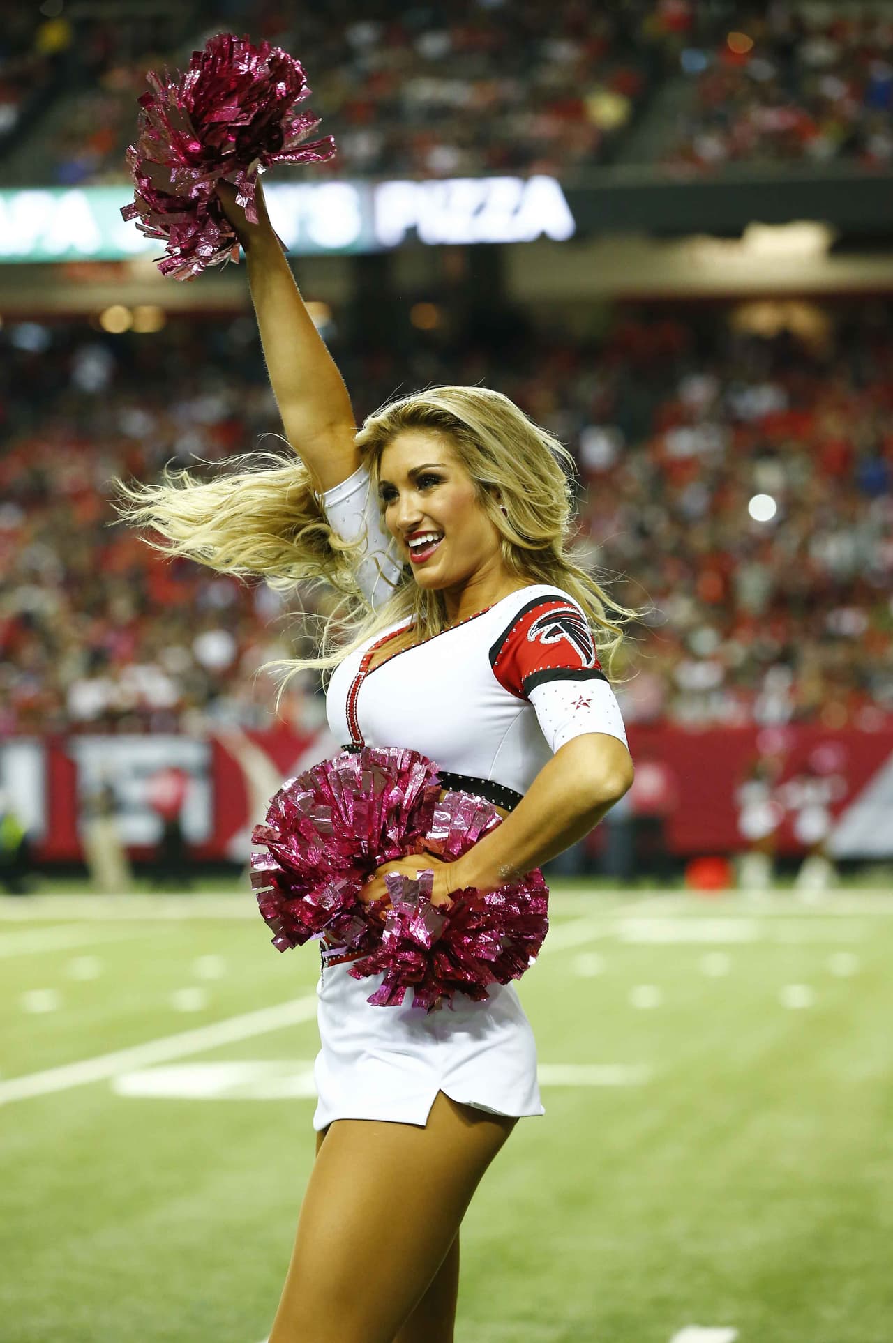 Ella es una chica muy dinámica y su belleza ha deslumbrado a los fans durante tres temporadas con los Atlanta Falcons, checa algunas imágenes de la sexy Brianna.