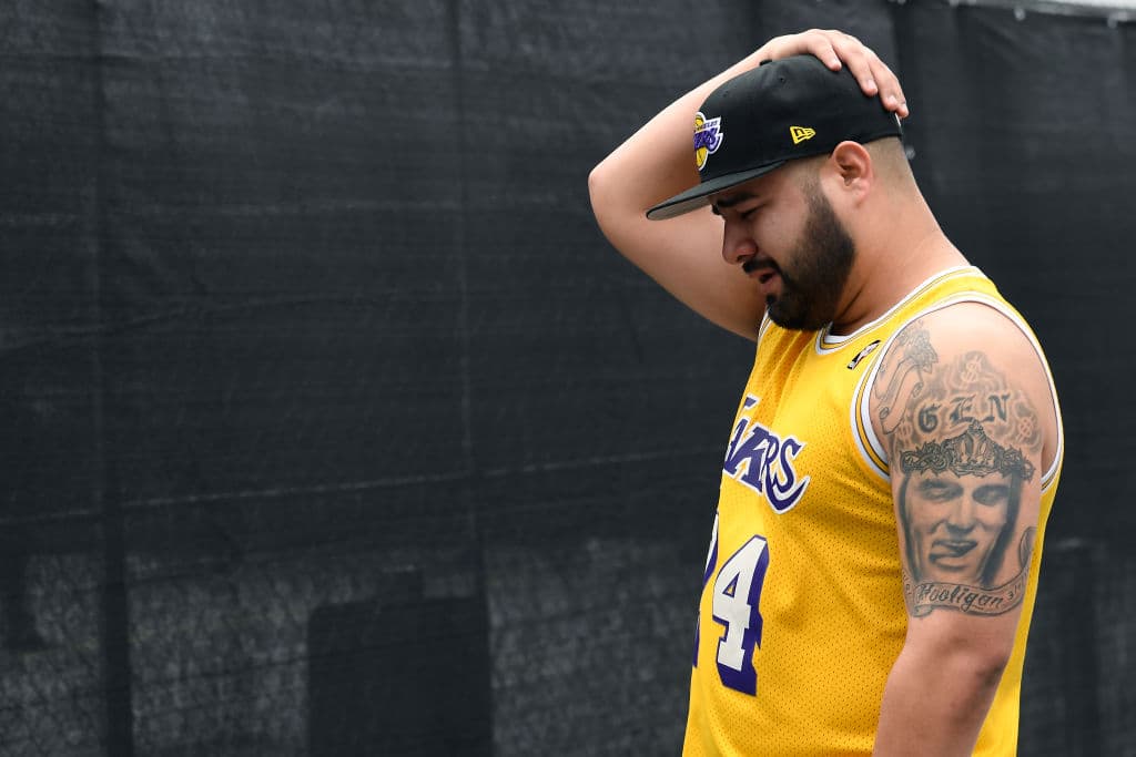 Aficionados se acercaron al Staples Center, entre lagrimas e indredulidad para dejar flores por la muerte de Kobe Bryant.
