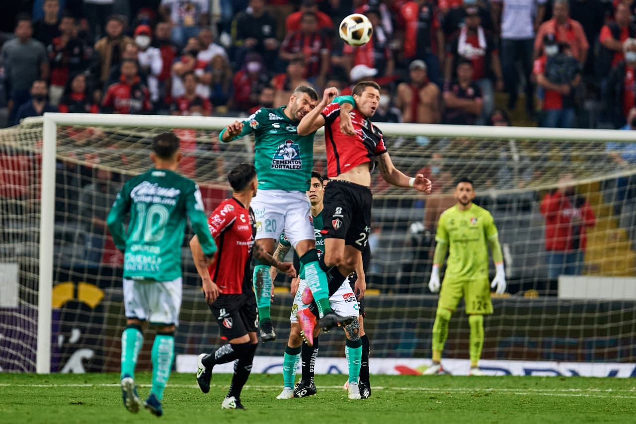 Gigliotti metió un codazo peleando un balón aéreo.