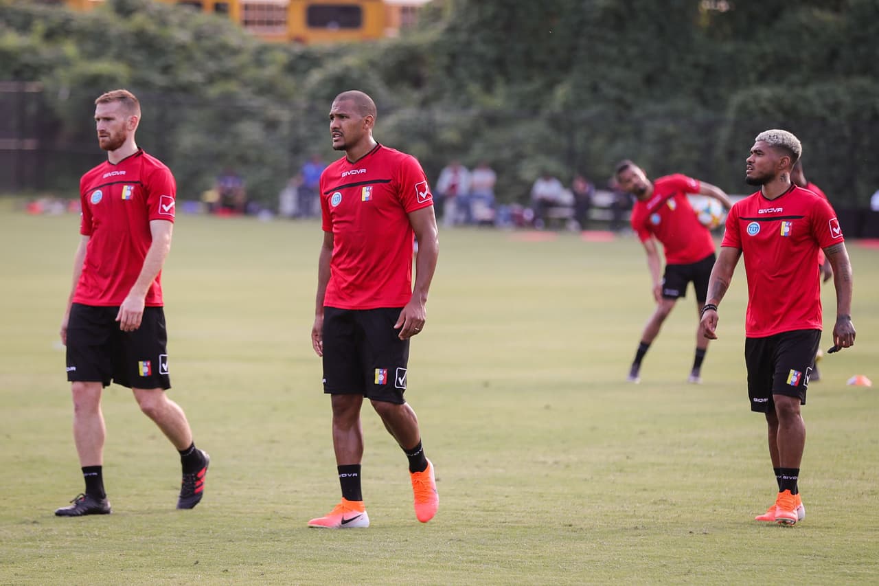 La Selección de Venezuela cerró su preparación de cara al duelo que sostendrá este miércoles en Mercedes-Benz Stadium en Atlanta ante México, en choque que le sirve de preparación a ambas selecciones para la Copa América y Copa Oro respectivamente. La 'Vinotinto' acude a este cotejo con sus grandes figuras como Salomón Rondón, Josef Martínez, Roberto Rosales y Tomás Rincón, bajo la guía del técnico Rafael Dudamel.