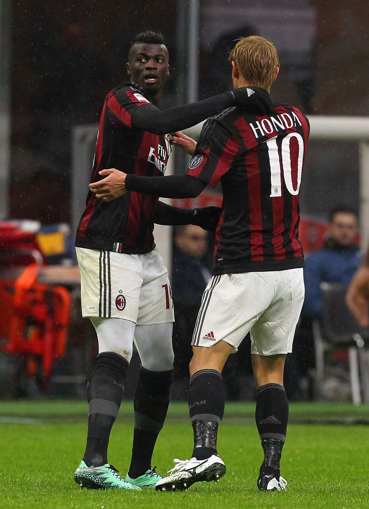 Keisuke Honda: el mediocampista japonés solo ganó una Supercopa de Italia con el Milan y también se esperaban grandes cosas tras su fichaje al club con mayor prestigio de todas las camisetas que portó.