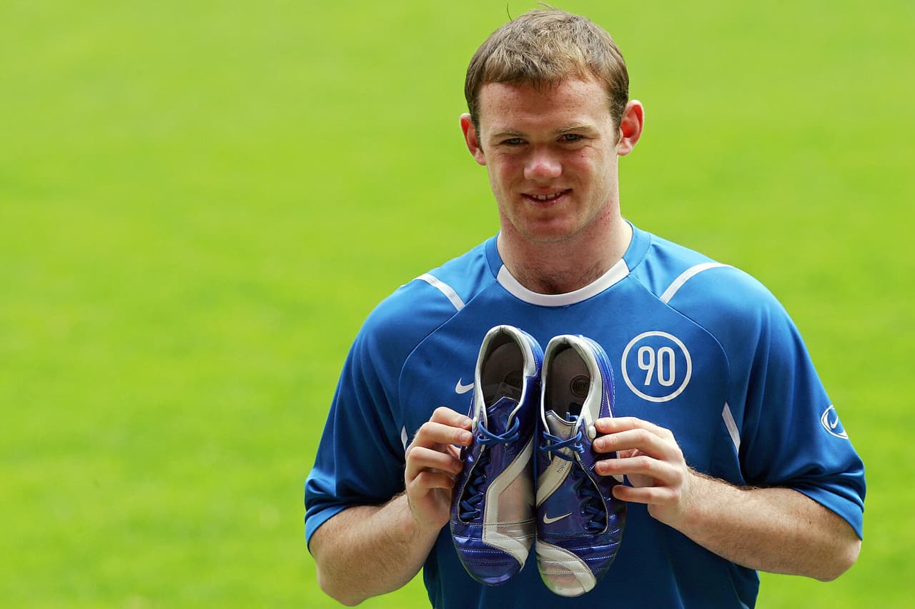 Por el lado de Nike, Wayne Rooney comenzó siendo la imagen de las botas Total 90 que tuvieron muy buena acogida en el mercado.