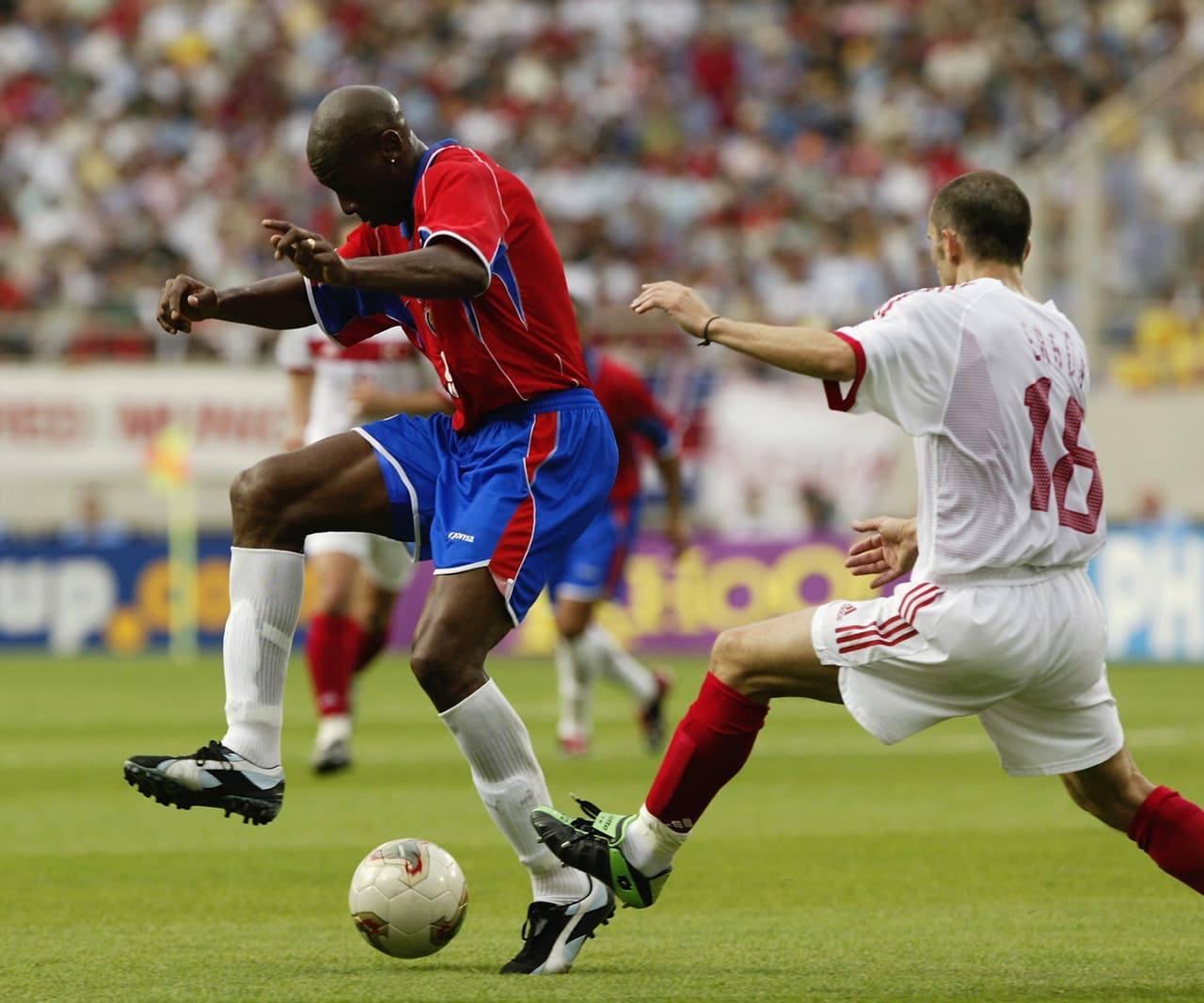 El remate de tacón o 'taquito' consiste en golpear el balón con el talón para hacer un pase o anotar un gol. En algunos lugares se le dice 'taco', pero si usted es de este grupo tenga en cuenta que los 'tacos' es la forma para denominar a los guayos en algunos lugares de Latinoamérica como Argentina y México.