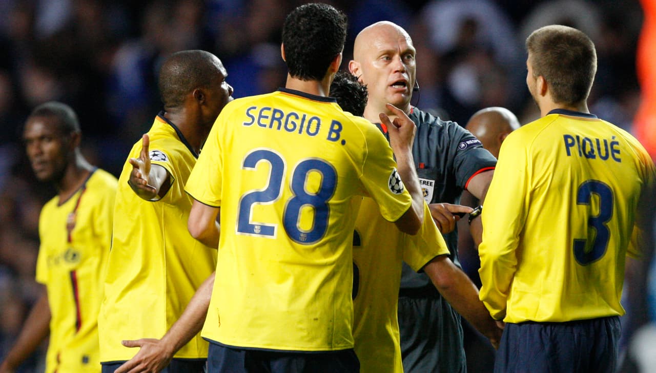 Tres minutos más tarde Anelka entra al área y tira un sombrero pero el balón pega en la mano de Piqué que está toda extendida. De nuevo el árbitro no lo ve.