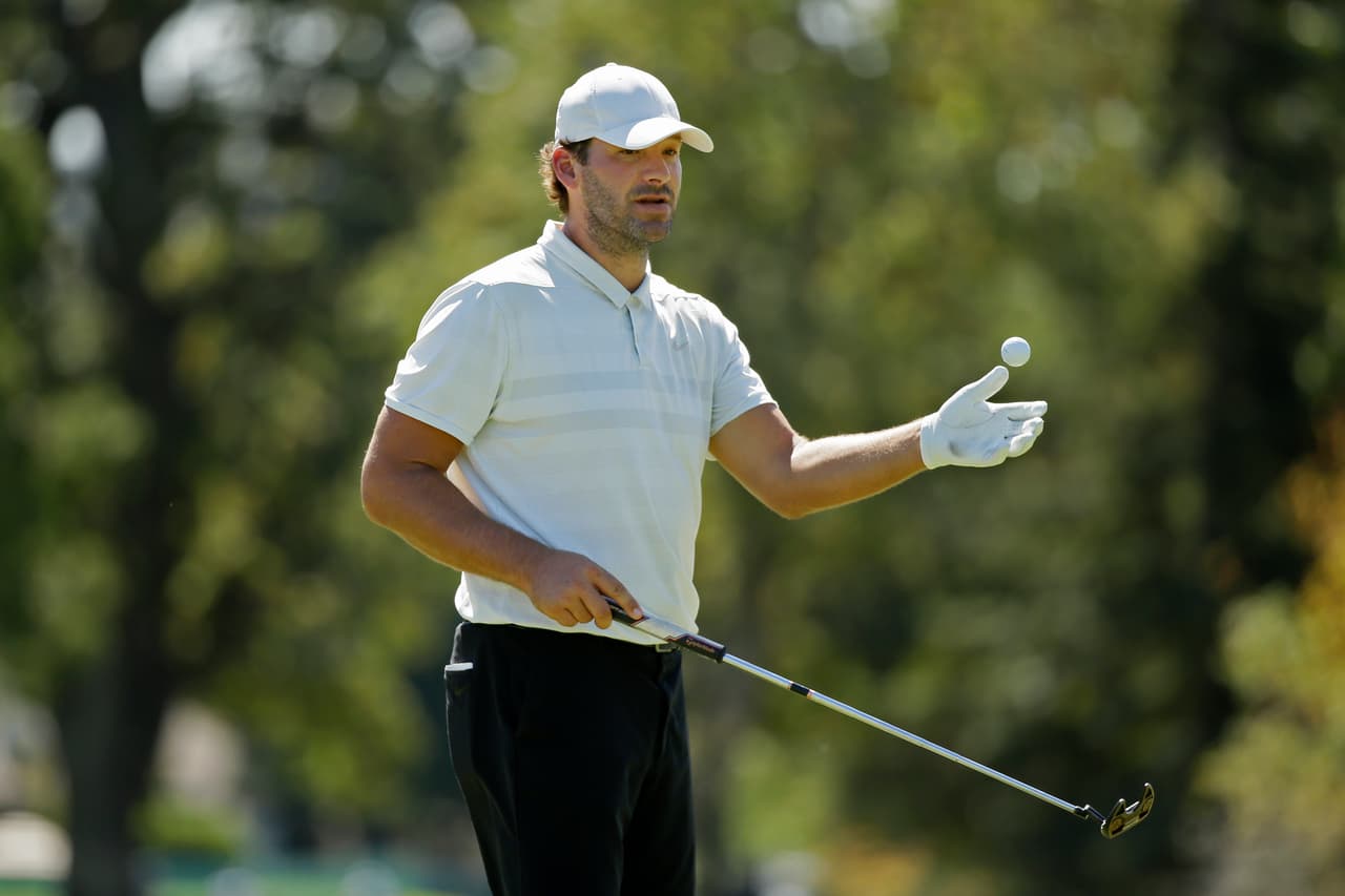 Tony Romo, ex-quarterback de los Cowboys Dallas, juega golf en un Abierto PGA.
