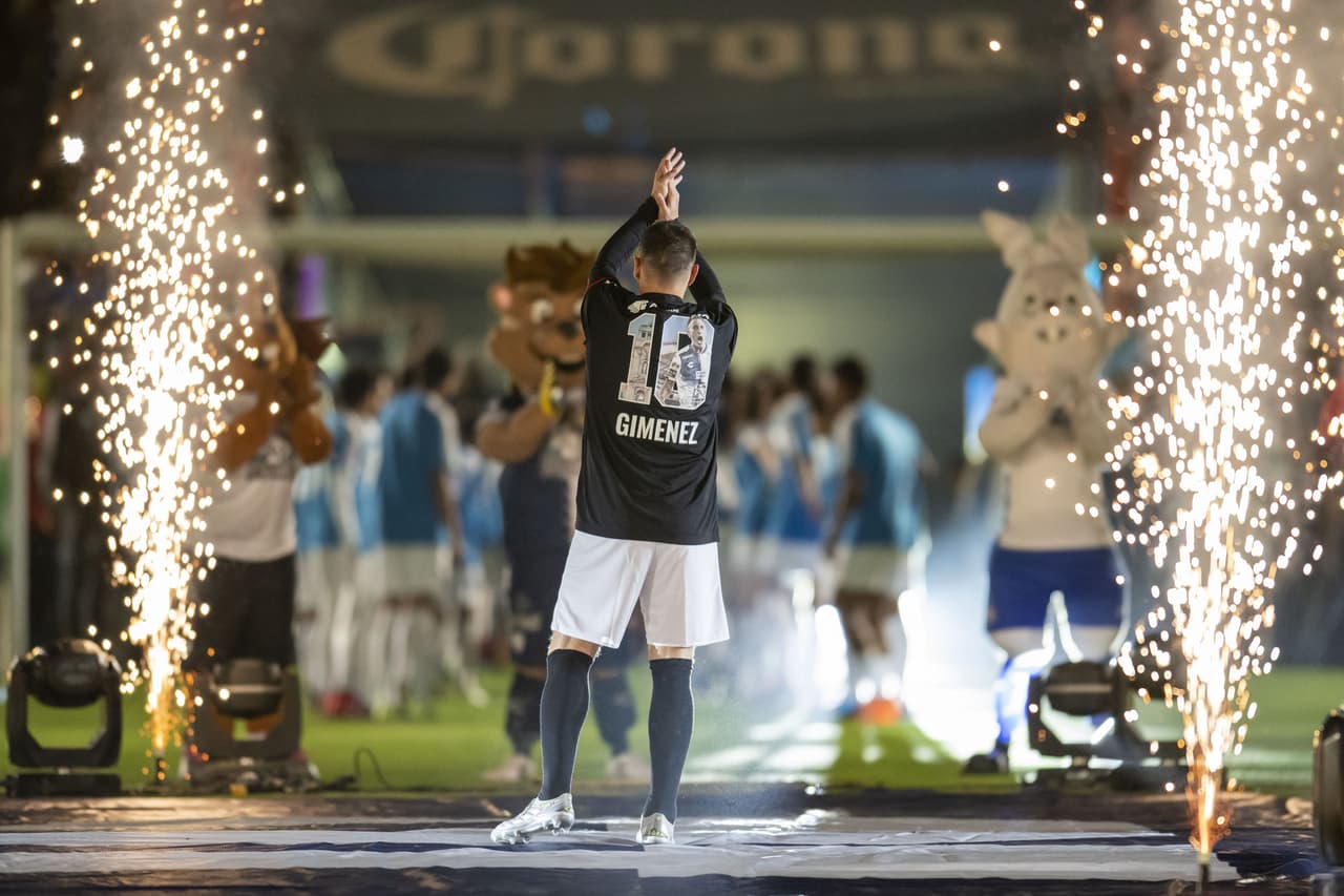 Emoción, goles, amigos, exfutbolistas, jugadores en activo y lágrimas, así se desarrolló la despedida del argentino nacionalizado mexicano.
