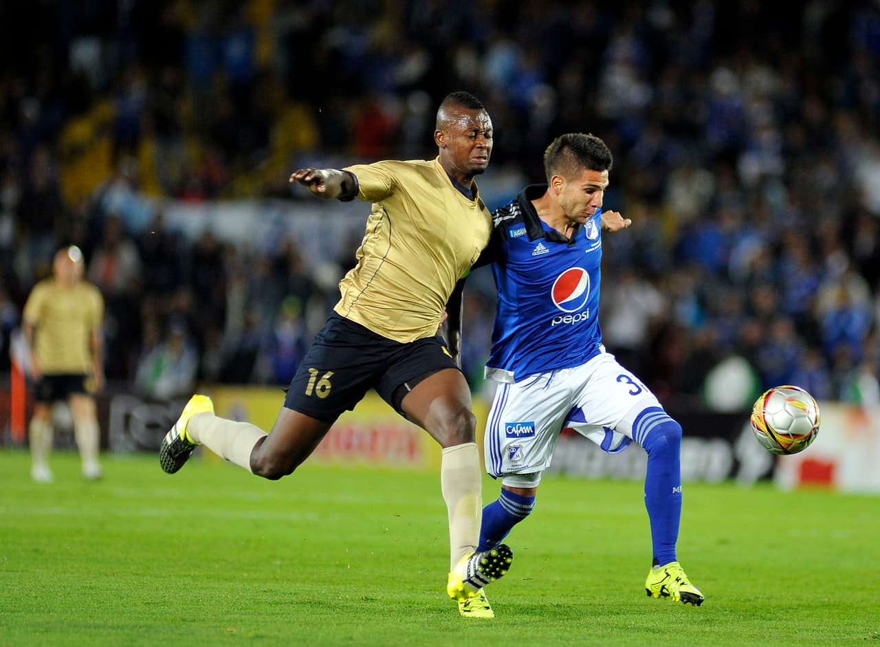 La agresión del defensa colombiano Hanyer Mosquera (izquierda) a su pareja indignó al mundo. El jugador fue llevado ante la ley por golpear a la mujer en un ataque que fue registrado por la cámara de un ascensor en octubre de 2016.