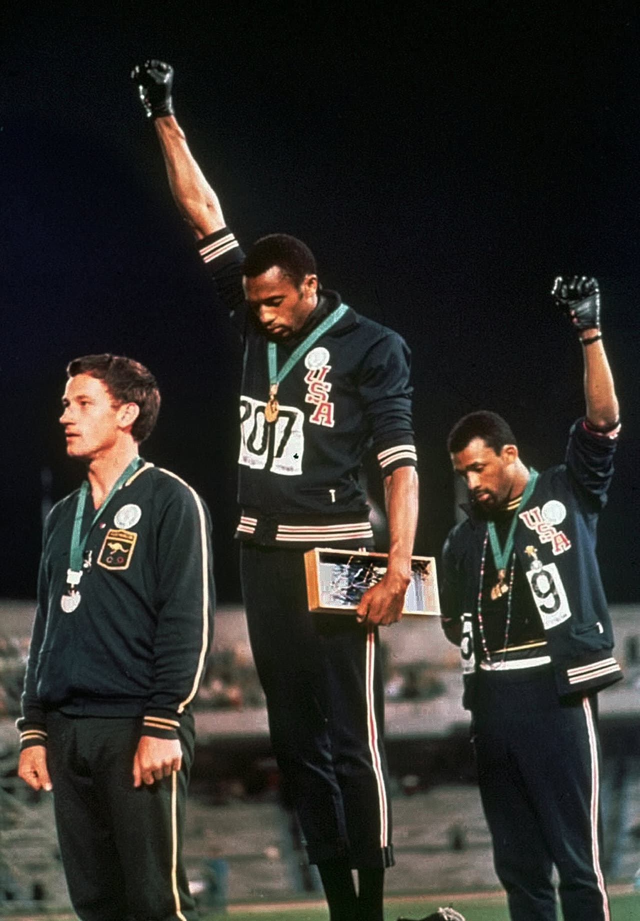 Tommie Smith y John Carlos levantaron su puño en el podio de los 200 metros en los Juegos Olímpicos de 1968, con un guante negro en defensa de losderechos civiles de Estados Unidos.
