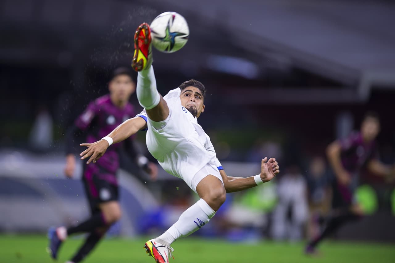 México selló su pase al Mundial con una victoria sobre El Salvador, gracias a los goles de Uriel Antuna y Raúl Jiménez.