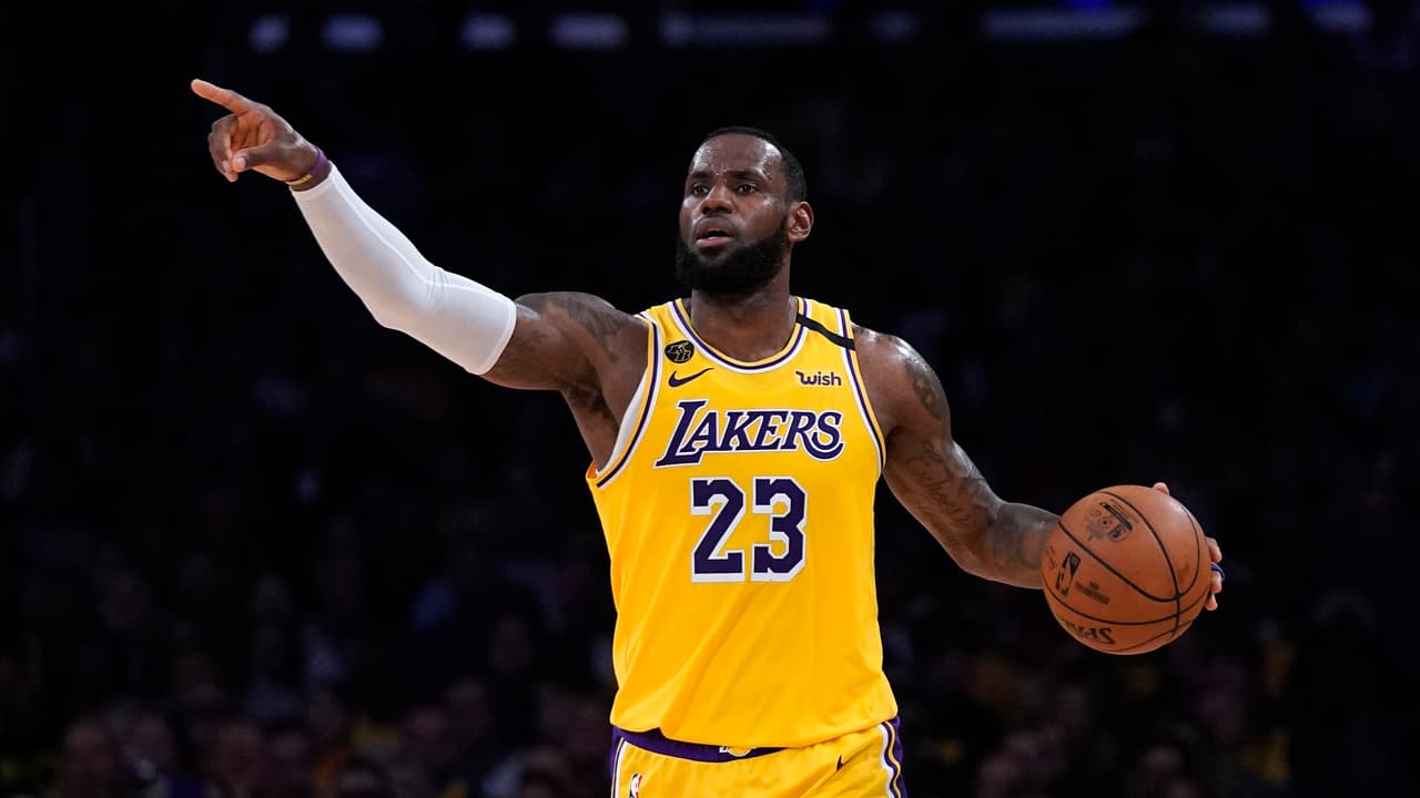 LeBron James es el mejor pagado de la NBA. Su nada despreciable quinto lugar del conteo se debe a que el astro de los LA Lakers genera 88.2 millones de dólares anuales.