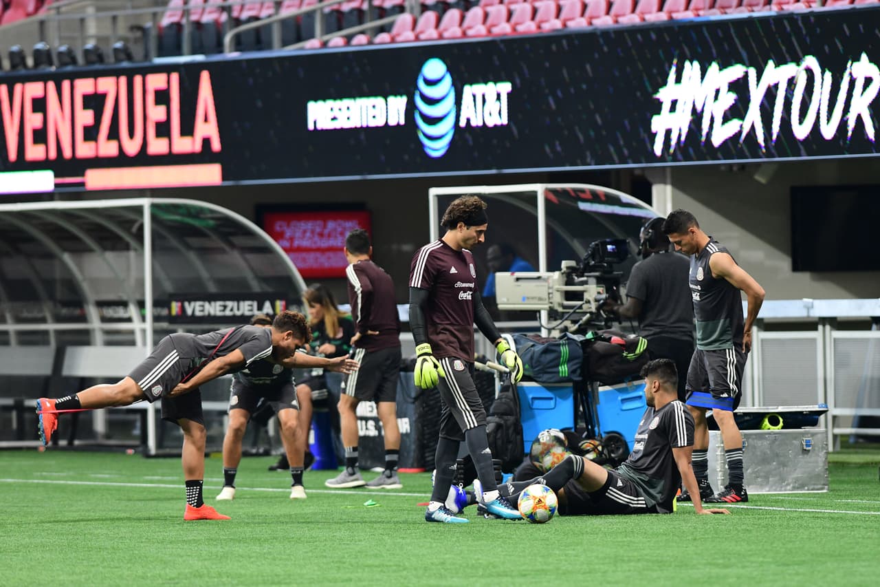 La Selección Mexicana de Fútbol se 'mojó los pies' en la fastuosa casa de los Atlanta Falcons y del Atlanta United, el Mercedes-Benz Stadium, donde jugará este miércoles ante su similar de Venezuela, un partido que sirve a ambos escuadrones de cara a sus compromisos del verano, como la Copa Oro y la Copa América, respectivamente. Así se entrenaron los jugadores del Tri bajo las órdenes de Gerardo 'Tata' Martino en Atlanta esta tarde de martes.