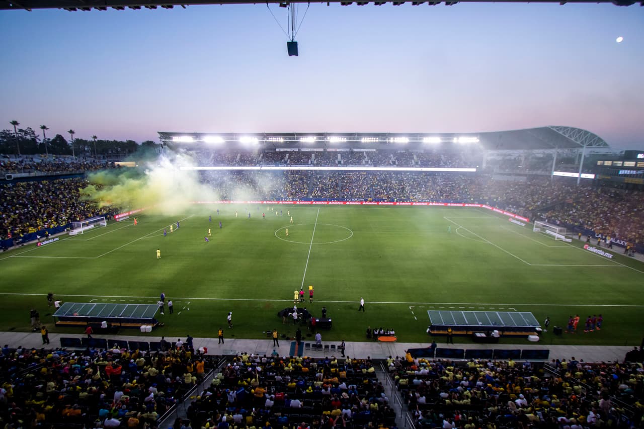 Lo que si demoró más de la cuenta la reanudación fue, ya en la recta final, que los aficionados del América encendieron bengalas amarillas para hacer notar a quién apoyaban.