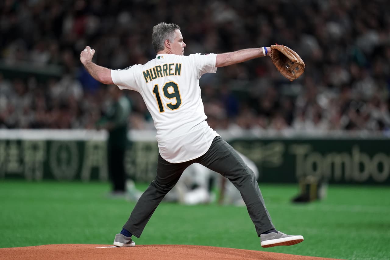 El Tokyo Dome se vistió de gala para una jornada especial de béisbol de la MLB y japonés, con el retiro de Ichiro Suzuki. Además de los miles de aficionados que colmaron las tribunas y no dejaron de apoyar, también estuvieron exjugadores como Keb Griffey (Mariners) y Kaiichi Yabu (Athletics), así como el Jim Mullen, CEO de MGM Resorts.