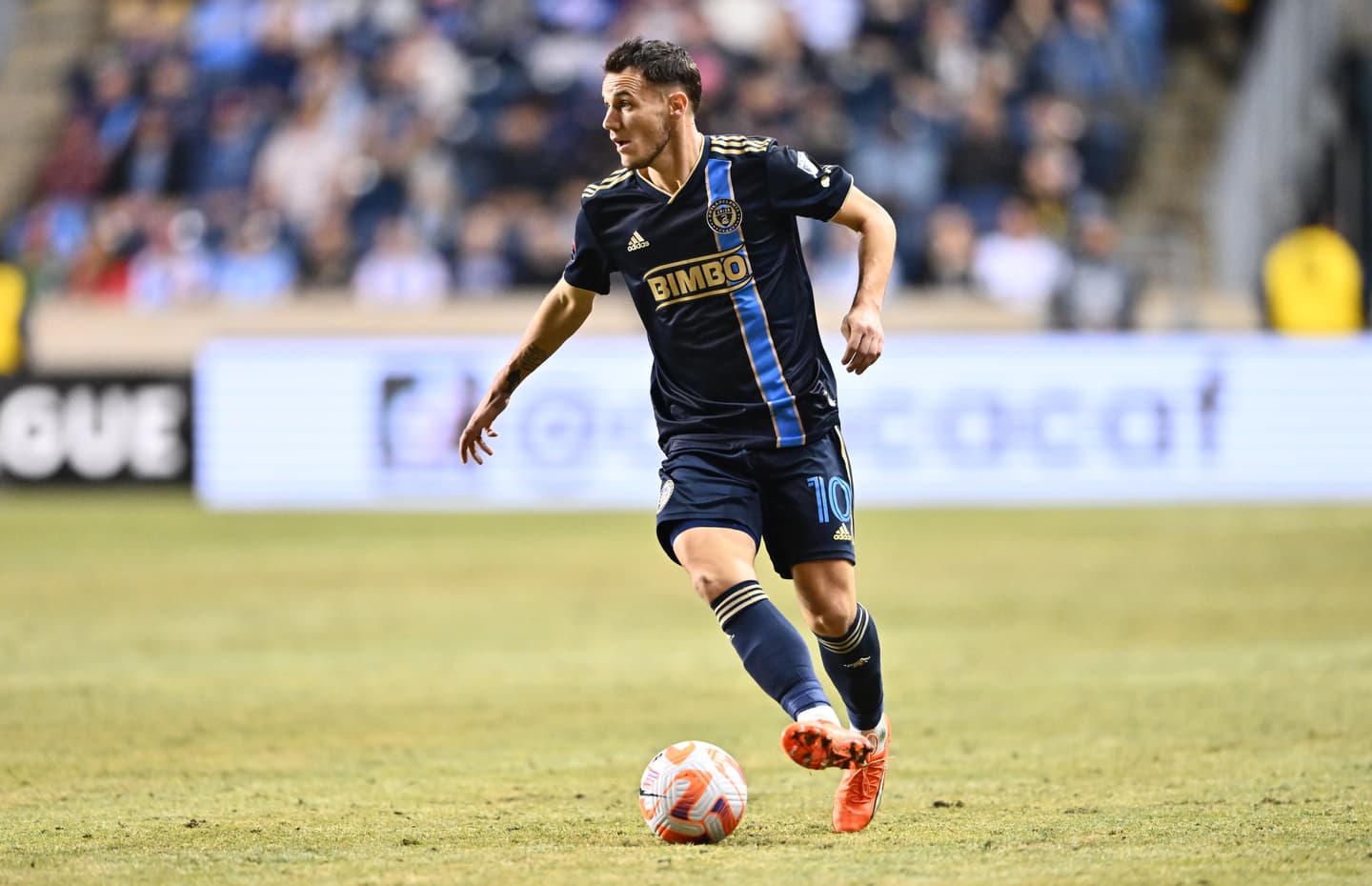 Con Carlitos Vela como modelo principal, Los Angeles FC presentó  oficialmente su uniforme de visita para la próxima temporada de la MLS.…