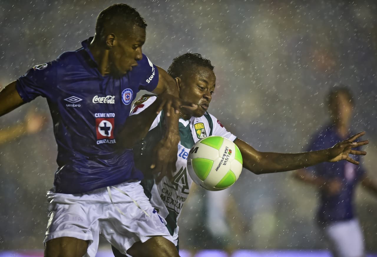 Luis Amaranto Perea, tras su excelente paso por el Atlético de Madrid, llegó a Cruz Azul. Era referente de su defensa, pero una lesión de rodilla lo sacó de las canchas y se retiró.