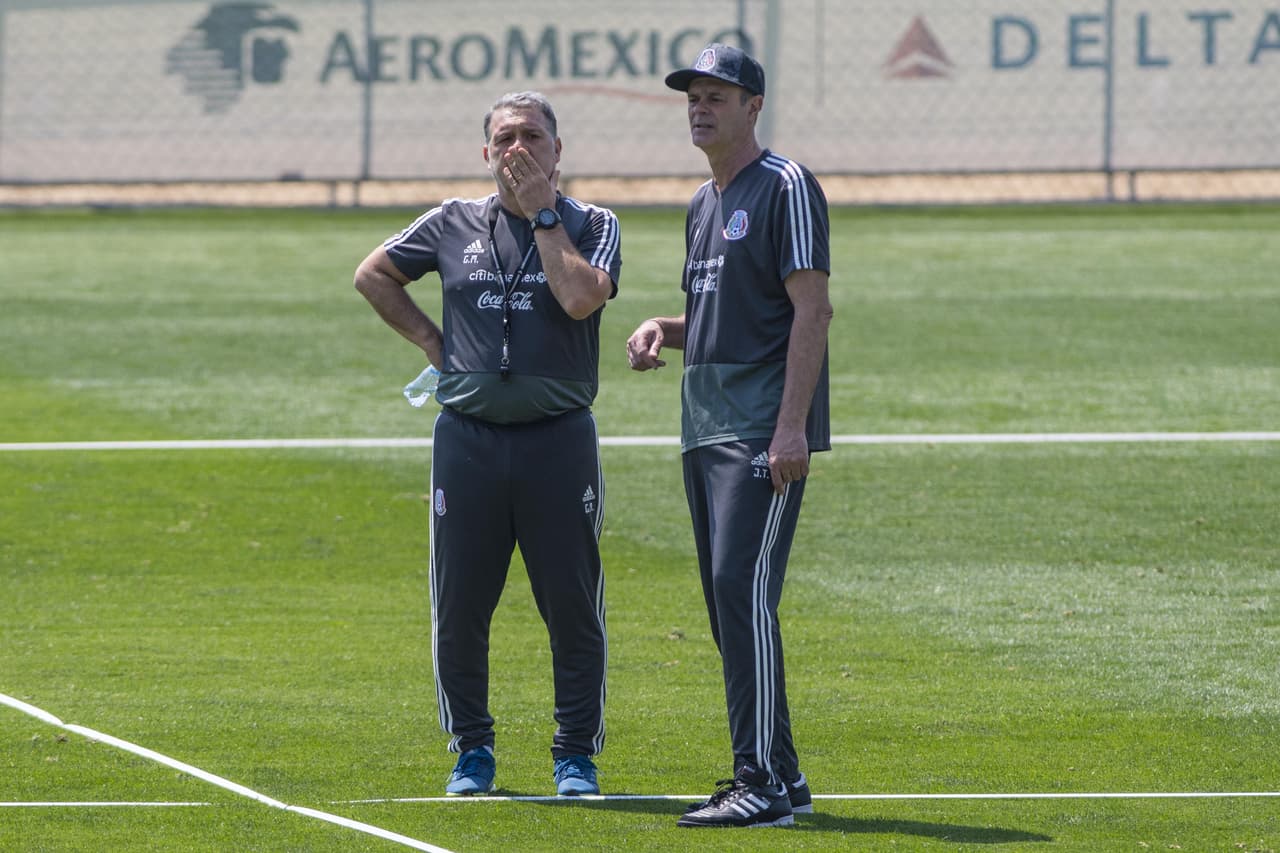 El argentino Gerardo Martino, técnico de la
<b>Selección Mexicana</b>, realiza ajustes con los
<a href="https://www.univision.com/deportes/futbol/mexico/los-rostros-de-gerardo-tata-martino-en-la-rueda-de-prensa-de-cara-a-la-copa-oro-fotos" target="_blank">jugadores de su convocatoria</a> para la
<b>Copa Oro</b>, su primer reto en un torneo oficial con el 'Tri'.