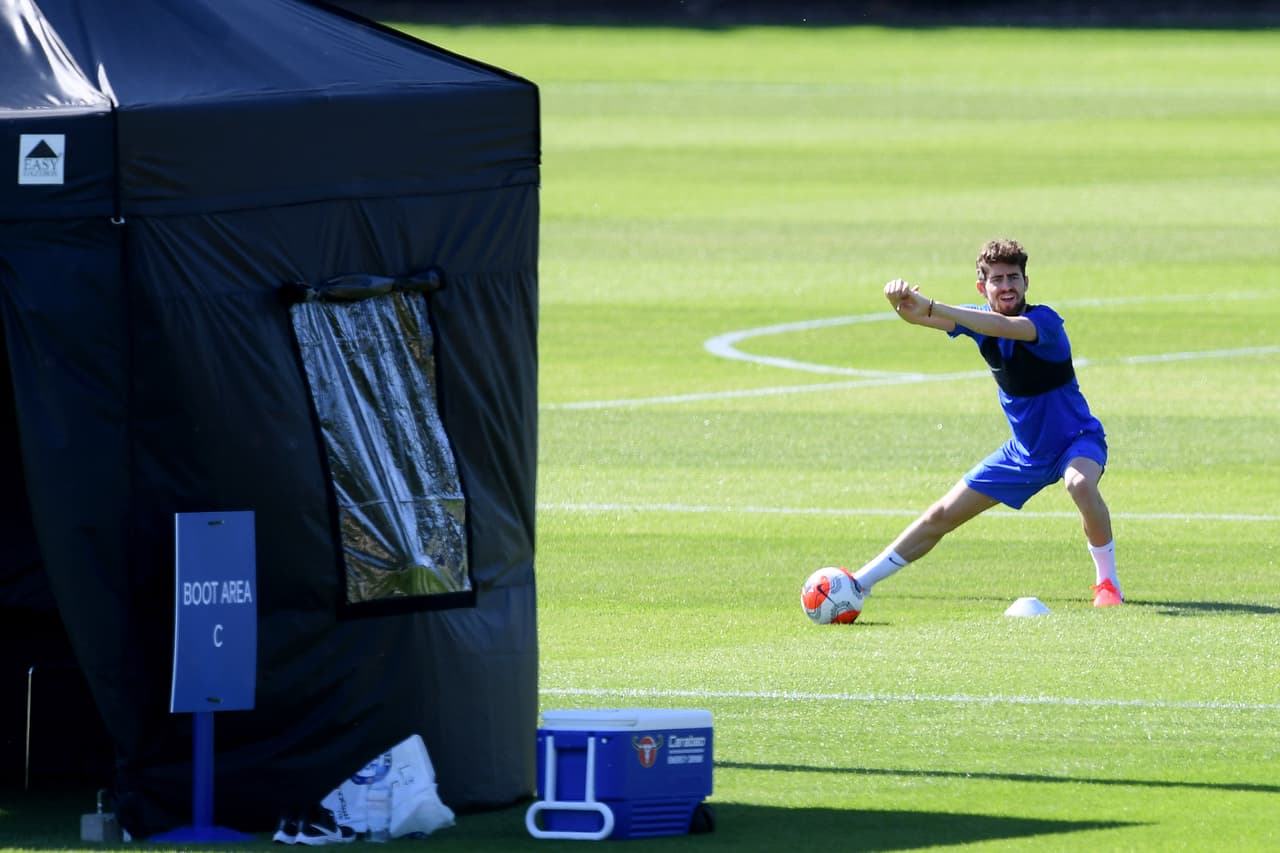Jorginho estira sin perder de vista el balón, su fiel compañero siempre a un lado.